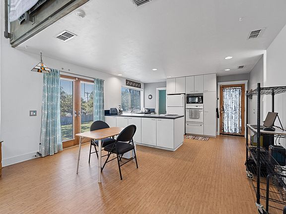 5th image of 408 Pecan Dr
