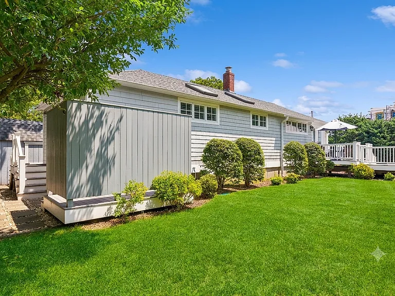 33 Bay Ave — Photo 18