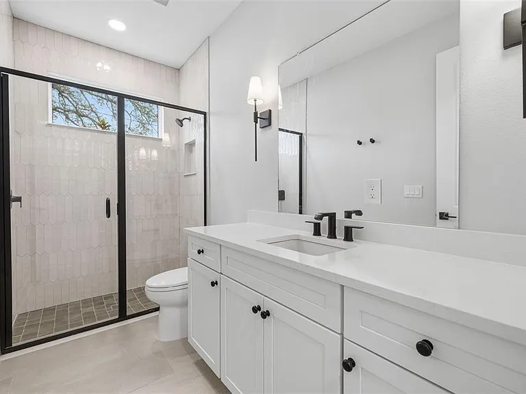 4208 W Carmen St #D — Photo 6