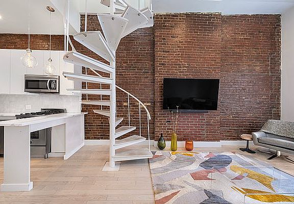 4th image of 453 W 43rd St APT 4A