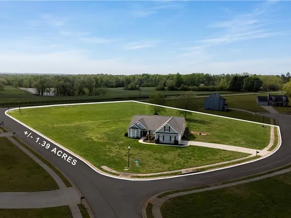 8311 Mountain Breeze Ct, Clermont, GA 30527