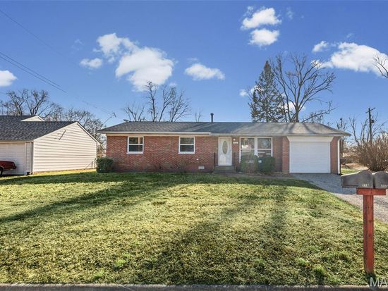 200 Primrose Ln, Fairview Heights, IL 62208