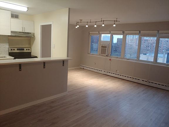 2nd image of 700 W Bittersweet Pl APT 609