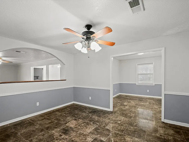 1905 Zapp Ln — Photo 2
