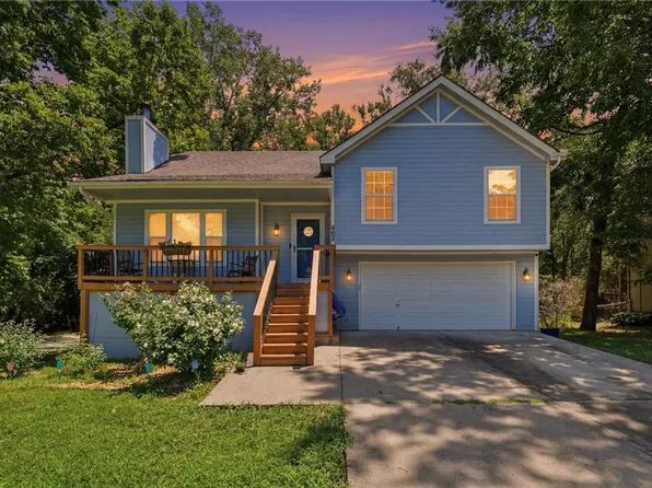 403 Woodland Ave, Smithville, MO 64089