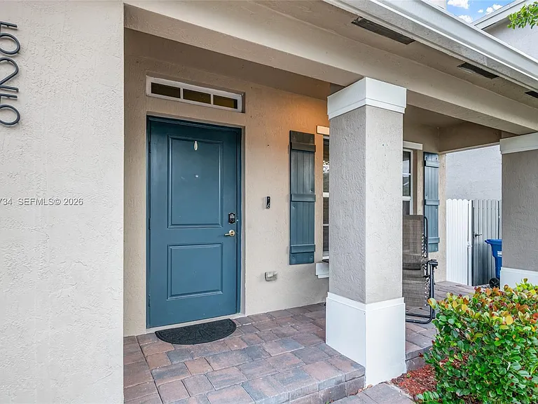 525 NE 6th Pl — Photo 4