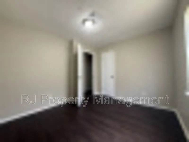 5 bed, 1.0 bath, 1482 sqft, $995 — Photo 4