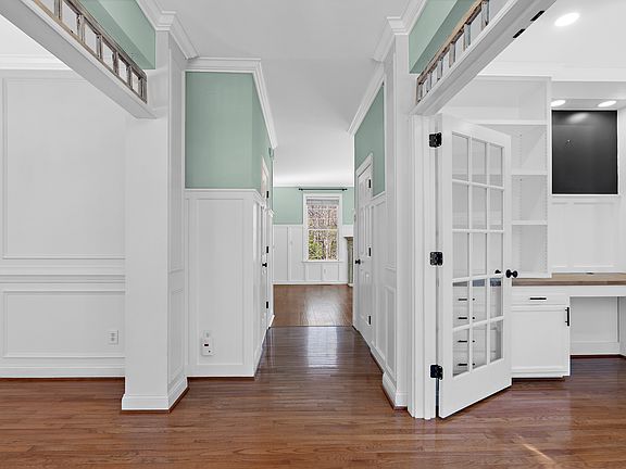 Entryway walking in front door