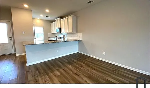 5 bed, 2703 sqft, $3,000 — Photo 3