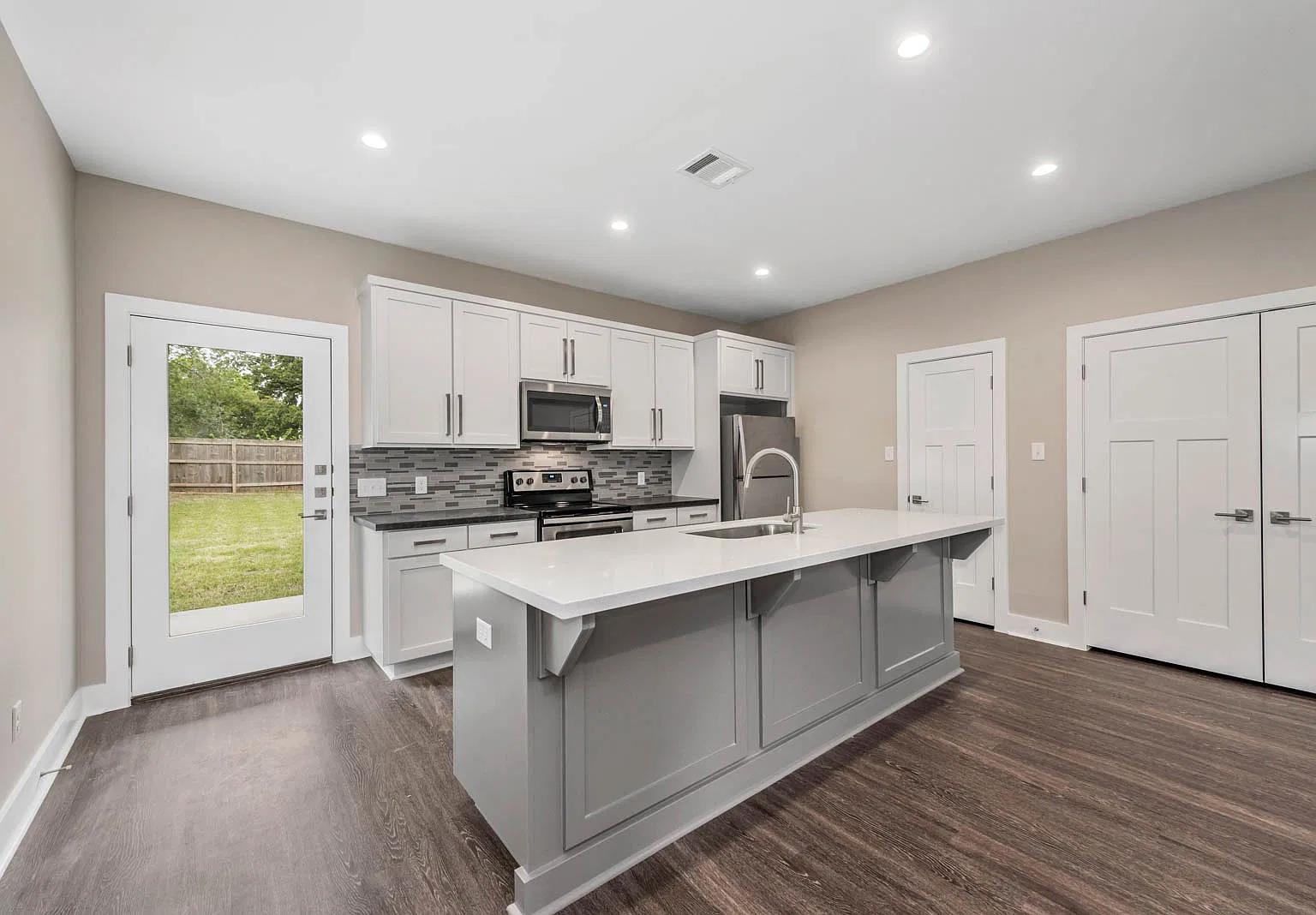 4 bed, 4.5 bath, 2100 sqft, $3,800 — Photo 4