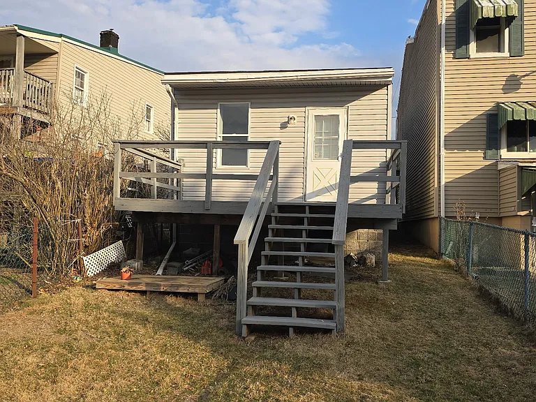 210 Oak St — Photo 7