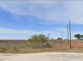 605 Hilltop Cir, Floresville, TX 78114