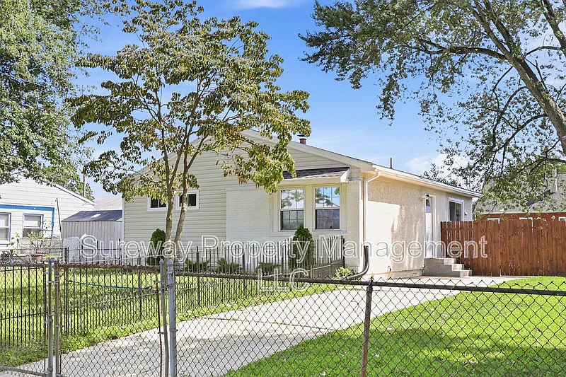 3 bed, 1.0 bath, 955 sqft, $2,550 — Photo 3