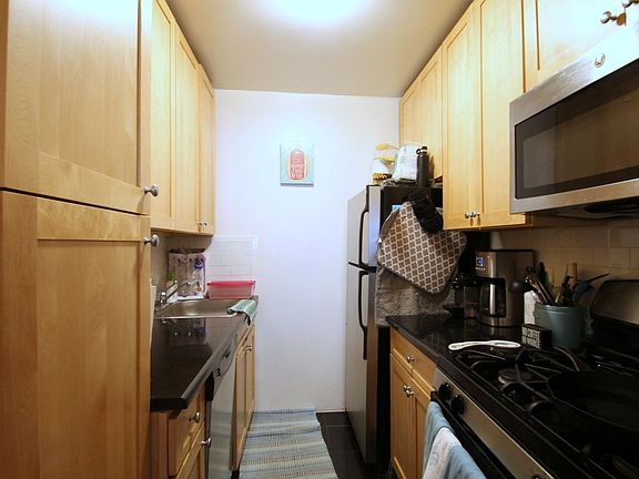 3rd image of 320 E 54th St APT 1F