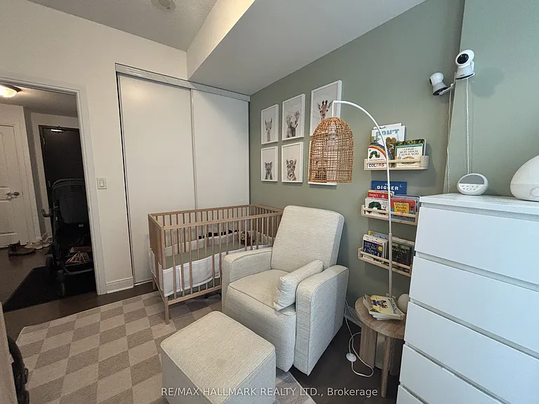 21 Scollard St #402 — Photo 9