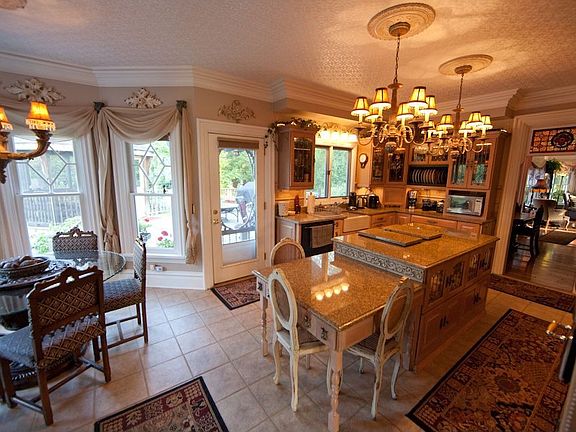 3rd image of 5617 Oak Bluff Ln