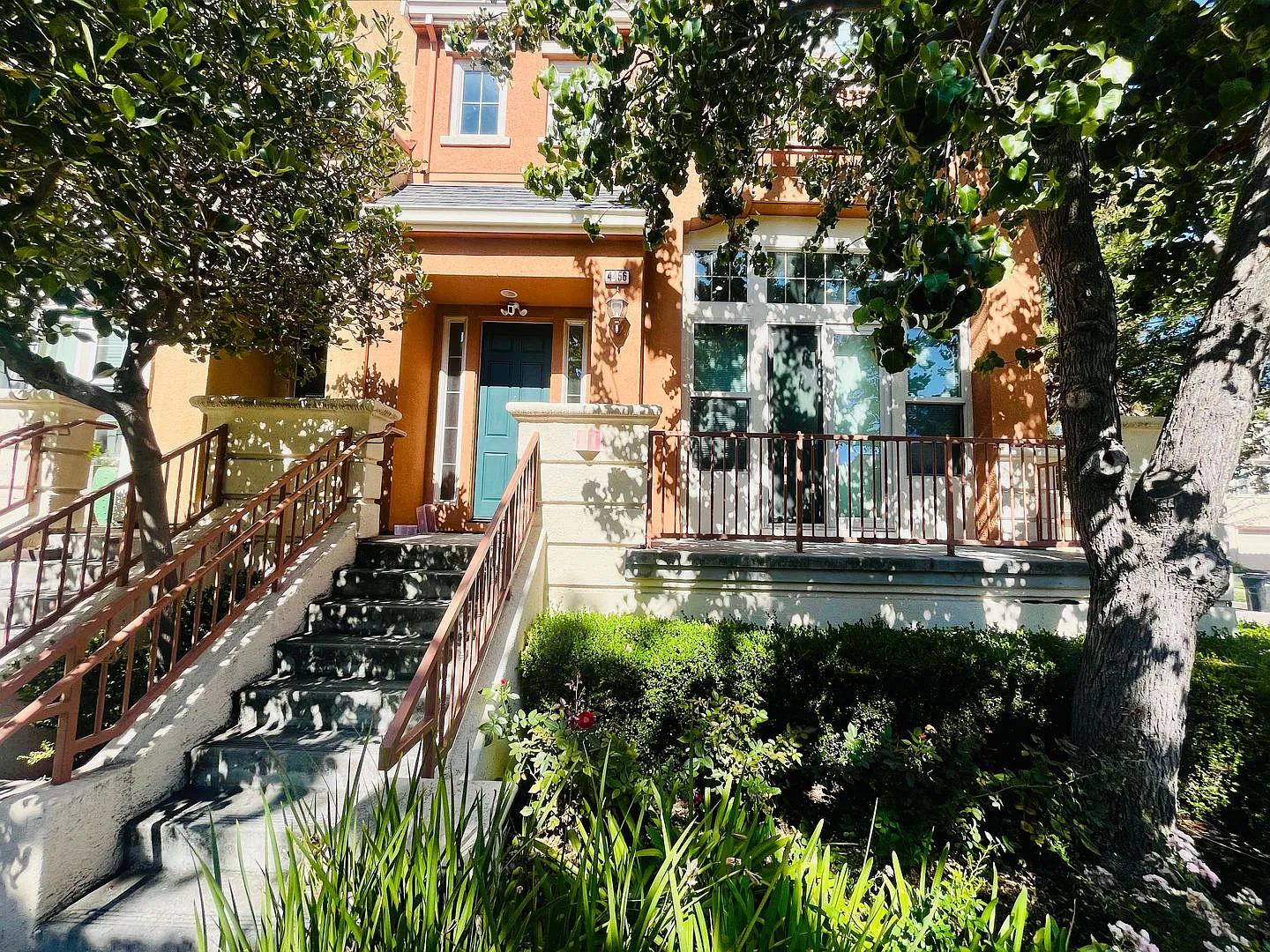 Beautiful 3 Bed 2.5 Bath Santa Clara Townhome. 2 Car Garage — Photo 2