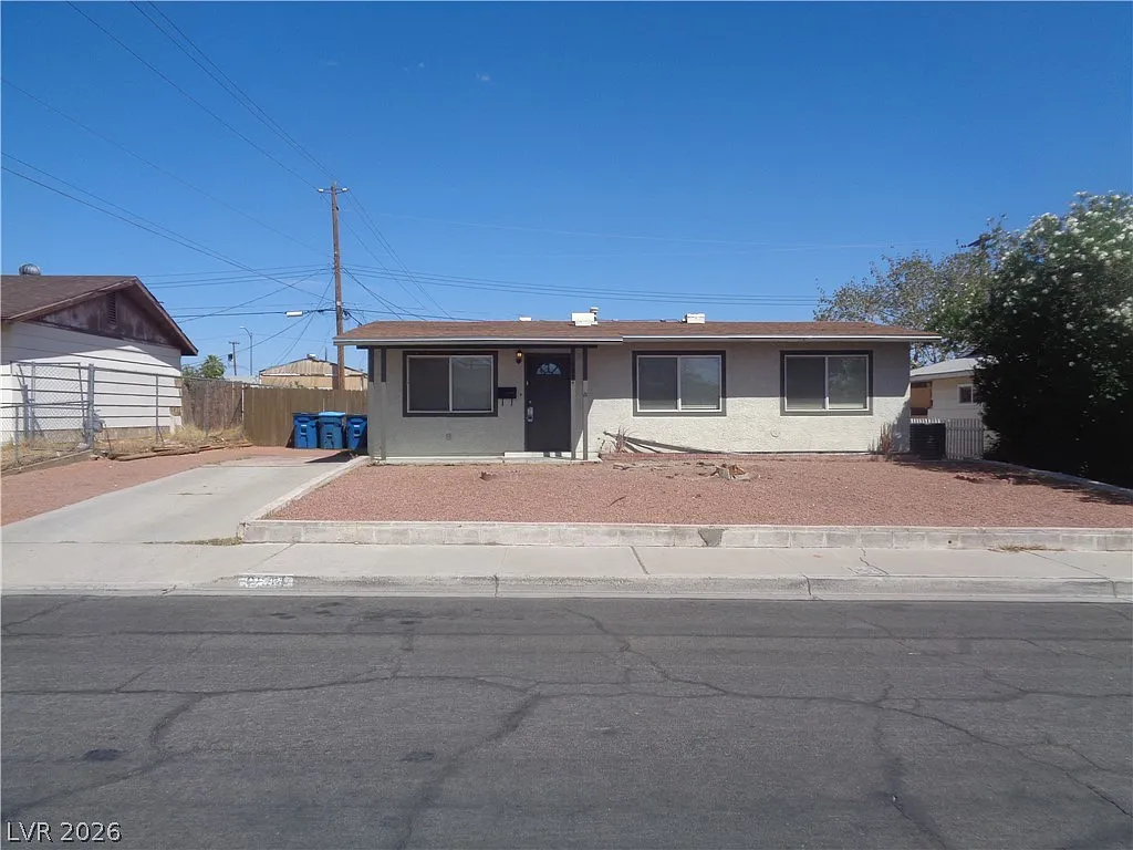 3 bed, 2.0 bath, 988 sqft, $1,900 — Photo 1