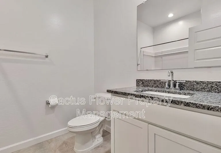1718 W Sombra Ave — Photo 32