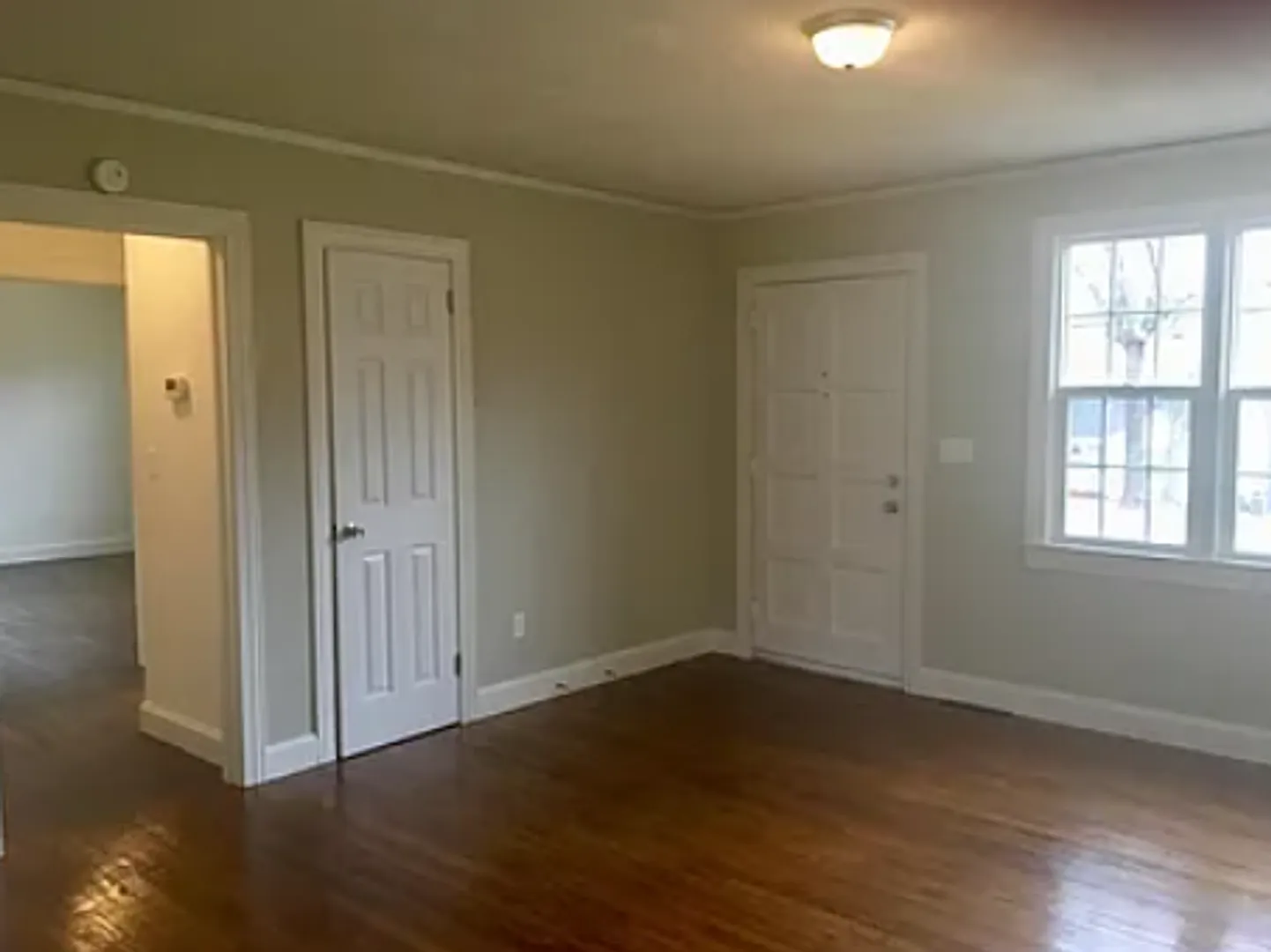 Beautiful 3 Bedroom 2 Bathroom Home with Spacious Living and Backyard — Photo 2