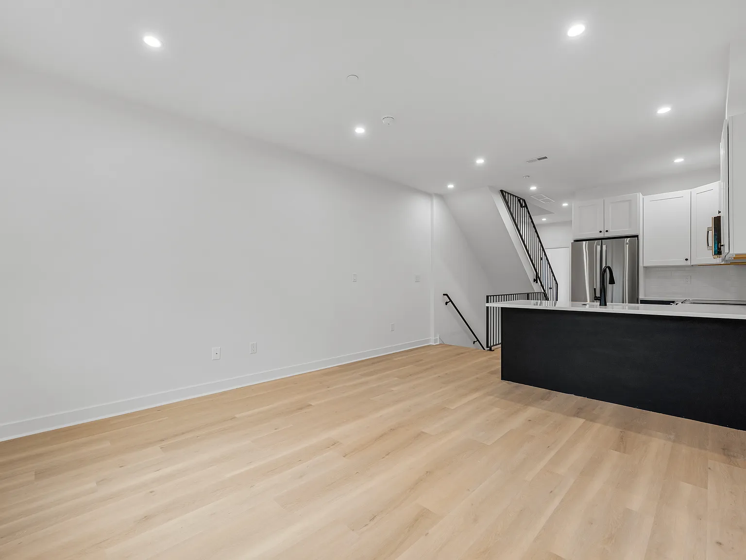 3 bed, 1300 sqft, $2,400 — Photo 2