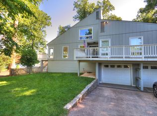 9400 Raintree Rd, Burke, VA 22015