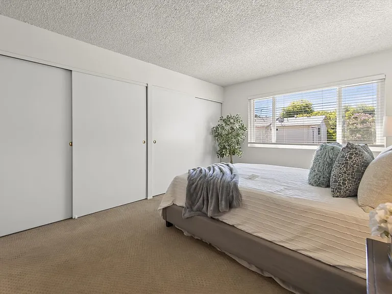 1811 Queen Victoria Way — Photo 23
