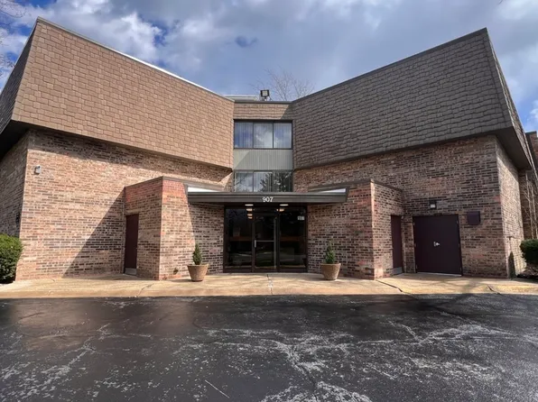 907 S Williams St APT 106, Westmont, IL 60559