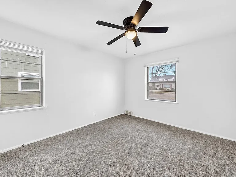 27151 Farringdon Ave — Photo 14