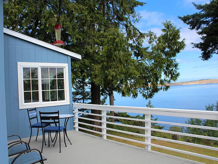 An amazing deck to lounge on and watch the sun rise, or sip a coffee, or just to relax in nature.