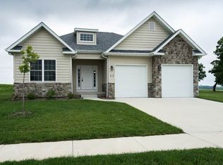 62 Cobblestone Ln, Le Claire, IA