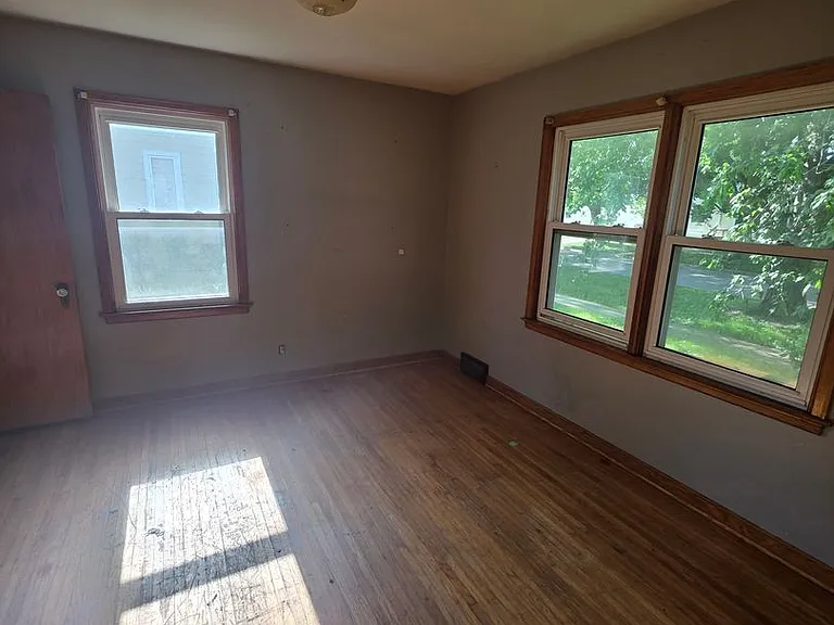 422 1st Ave — Photo 9