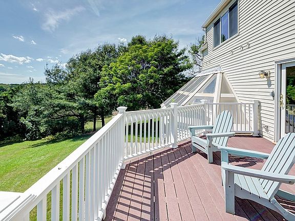 2nd image of 11 Bay Cliff Cir