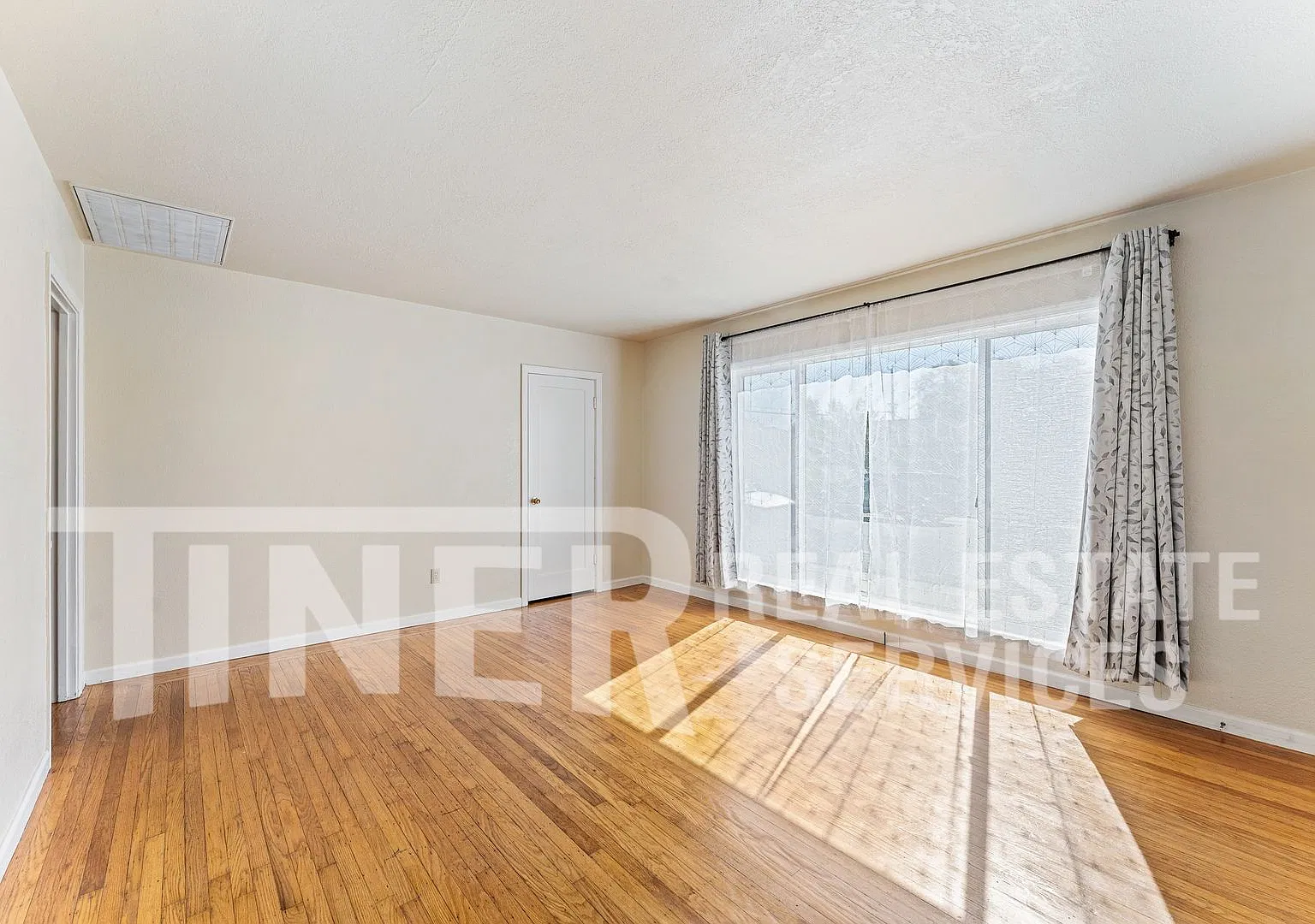 2317 24th Ave - Tier 3 - Charming, Sun-Filled Duplex with Private Backyard! — Photo 2