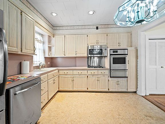 5th image of 52 77th St