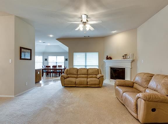 3rd image of 2712 Lake Country Dr