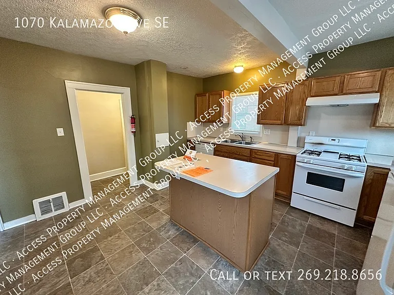 1070 Kalamazoo Ave SE — Photo 11