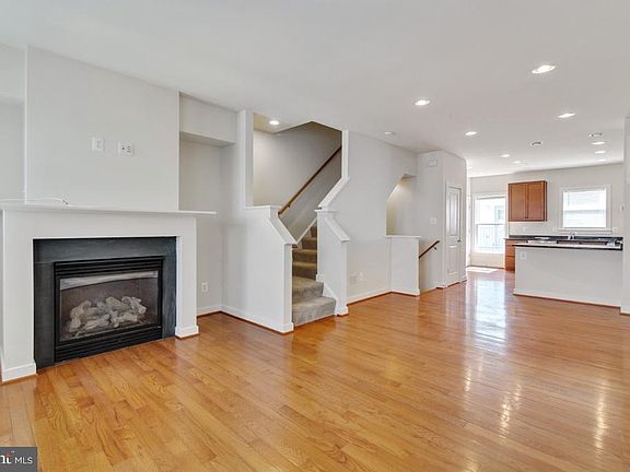 4th image of 12167 Waveland St