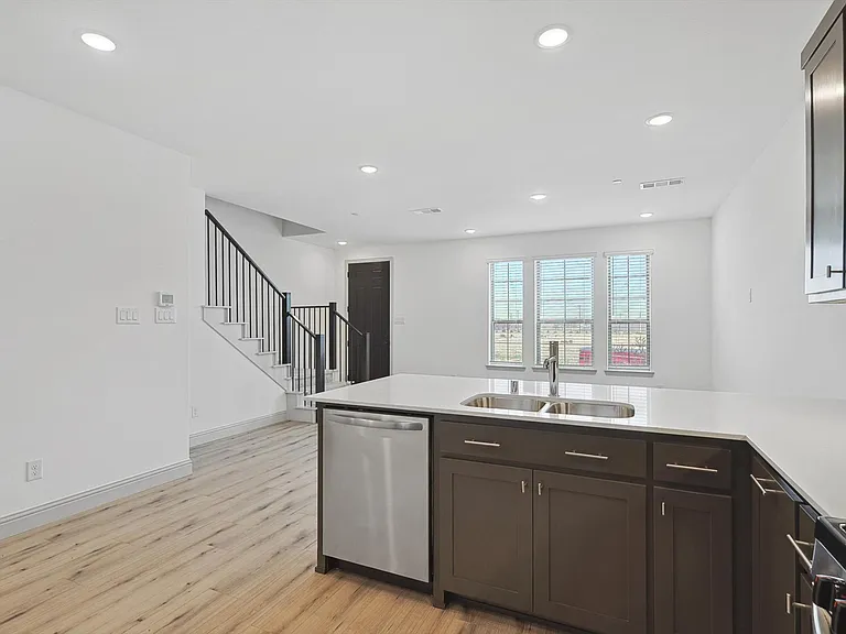 517 Parkside Dr — Photo 8