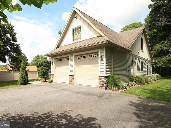 3rd image of 197 Hecla Rd