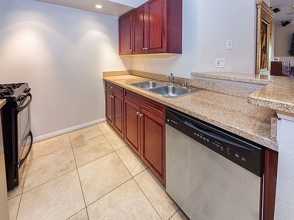 3rd image of 5550 Owensmouth Ave APT 110