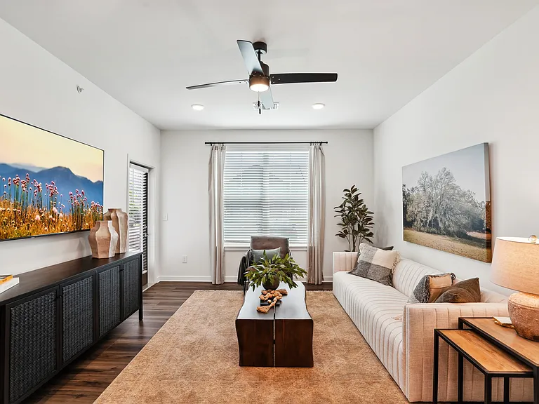 The Pullman Luxury Apartments — Photo 9