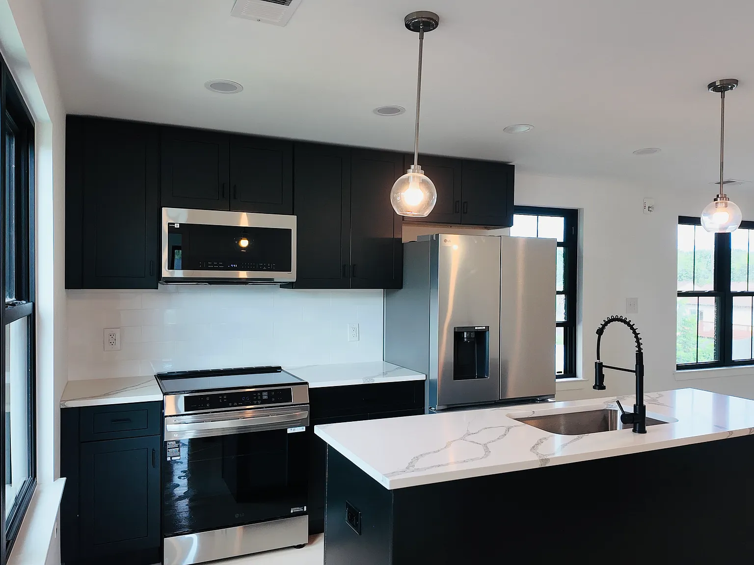 2 bed, 975 sqft, $2,400 — Photo 2