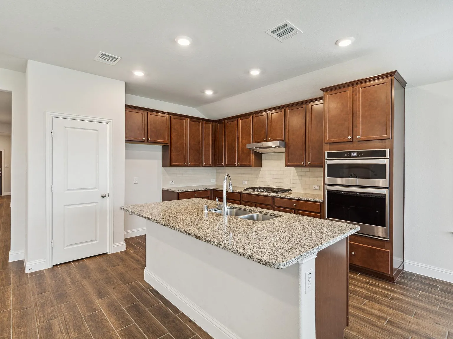 223 Headwater Dr — Photo 4