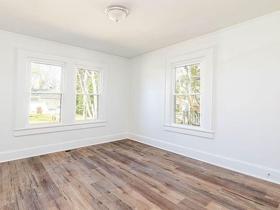 5th image of 208 Underhill St