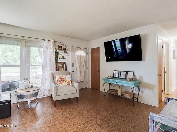 5th image of 654 Meadow Dr