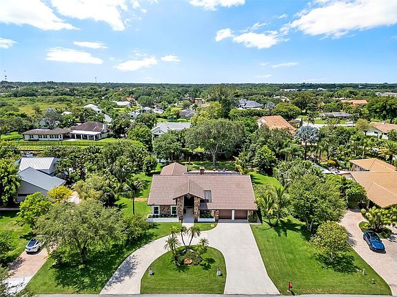 2nd image of 11850 Oakleaf Dr