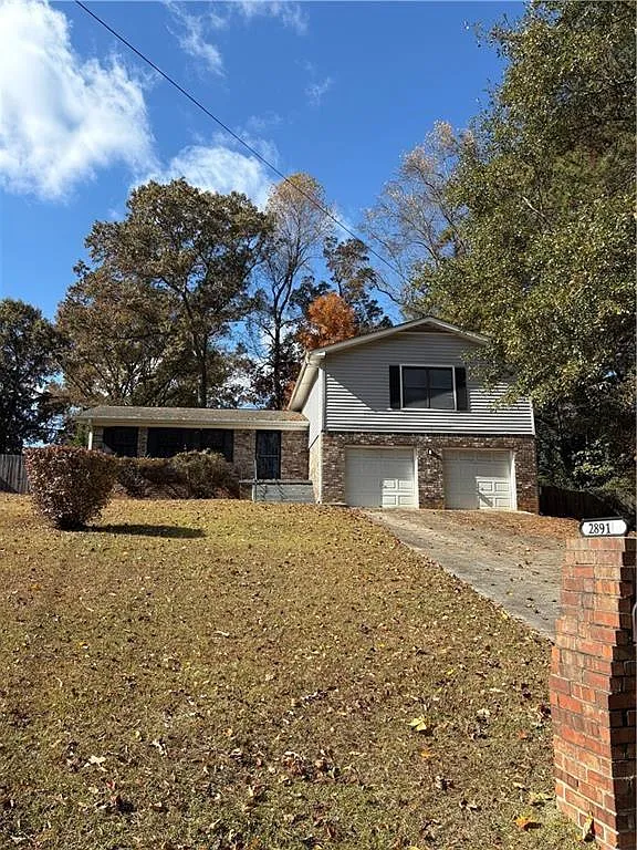5 bed, 2.5 bath, 2024 sqft, $2,799 — Photo 1