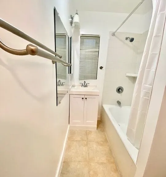 1040 N Sweetzer Ave #1/2 — Photo 5