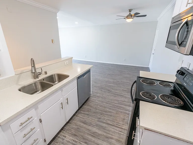 4444 Ensign Avenue — Photo 17